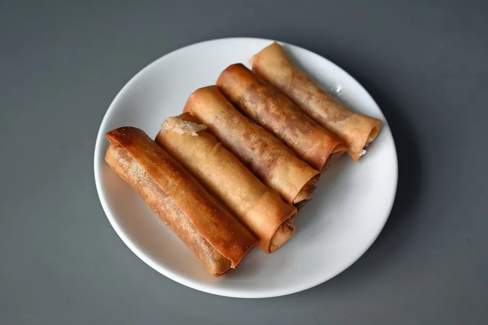 Goldbraun frittierte Frühlingsrollen auf einem Teller